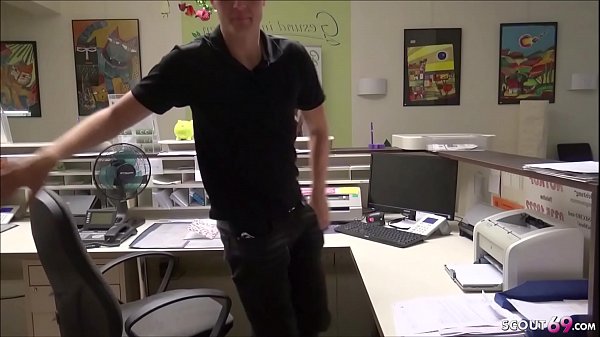 Доктор тайком снимает на видео, как трахает пациента с ее парнем