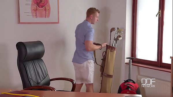 Жесткий трах сисек милфы Chessie Kay в последний момент в кабинете врача