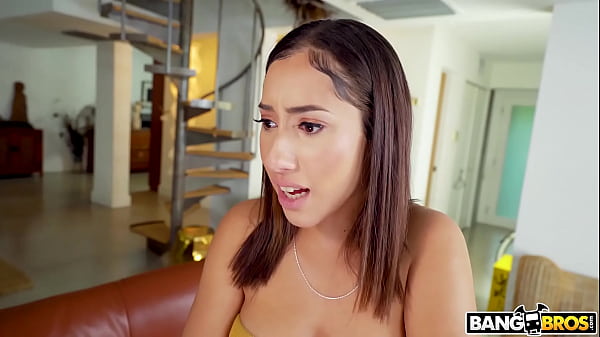 BANGBROS - Кира Перес застала сводного брата-извращенца, дрочащего до порно