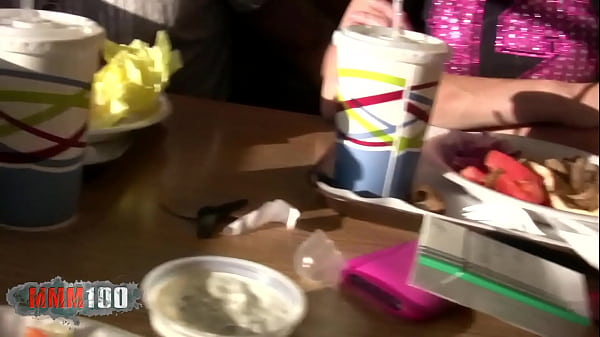 Горячую юную блондинку на улице жестко трахнули и выставили на показ