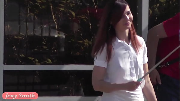 Jeny Smith связали обнаженной в лесу