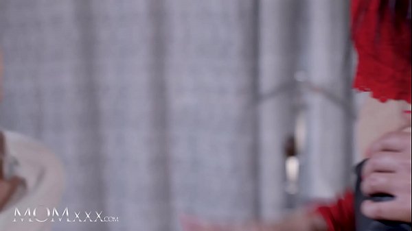 MOM.XXX милфа в коже и чулках Bille Star, приватный танец на коленях и трах