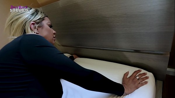 Горячую мачеху трахнули, пока она застилала постель - Brooklyn Chase