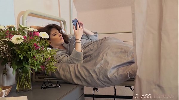 Плотский перепих среди кисок превращает стройняшек в лесбиянок